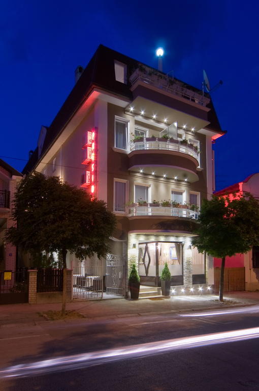 Garni Hotel President De Luxe Kragujevac Luaran gambar